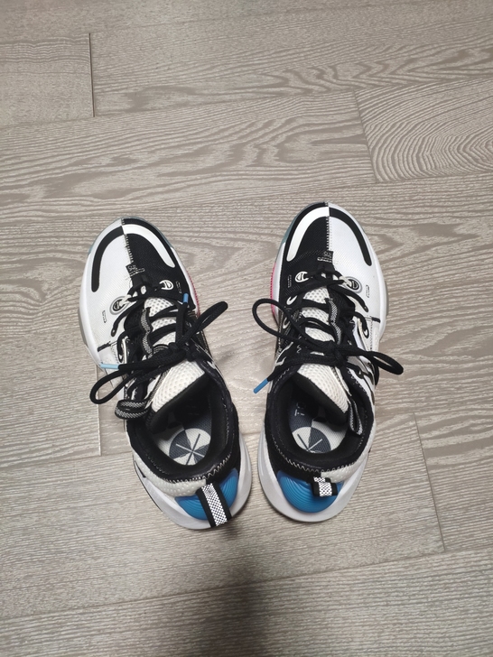 李宁全城九无眠配色，42码九成新，鞋面和鞋...