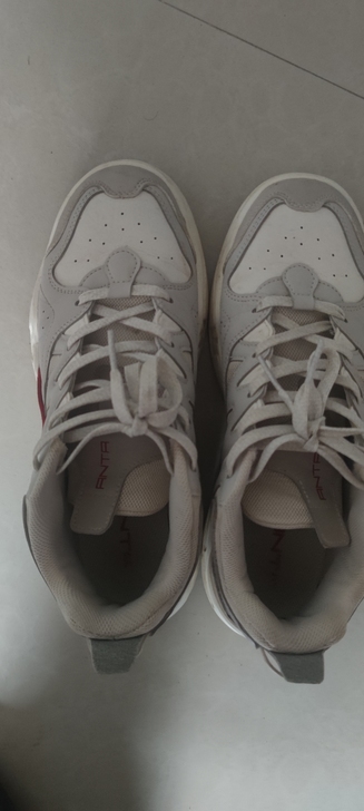 安踏板鞋，无破皮断胶，没有明显划痕。