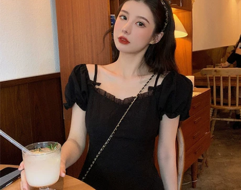 VASSE 复古赫本风露肩黑色吊带连衣裙女...