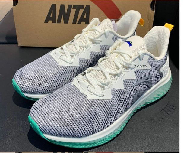 安踏男款弹力胶跑步鞋