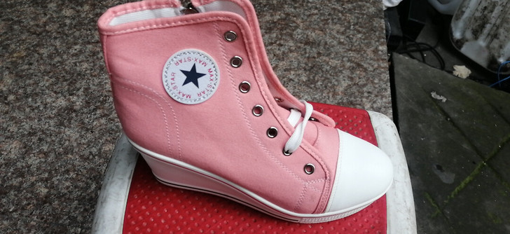 粉色增高帆布鞋。!37码 最后2双!!!...