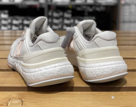 阿迪达斯女款BOOST缓震时尚正品跑步鞋