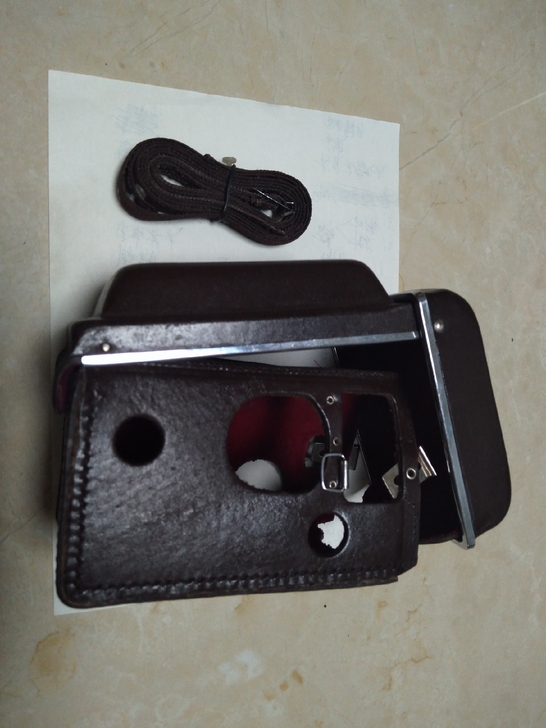 海鸥双反相机的盒子。深棕色，灯下拍照发黑。...