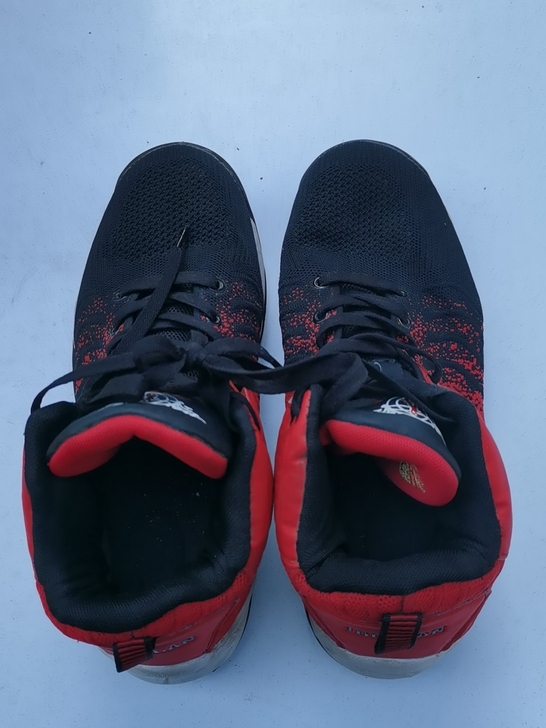 42码乔丹正品运动鞋，百分百正品当时2百多...