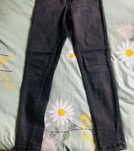 一条长牛仔裤一条背带裤，去年买的，长胖了穿...