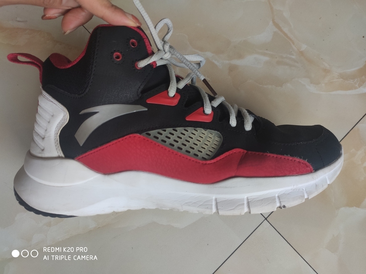 42.5码安踏，图四左脚缺一红带子