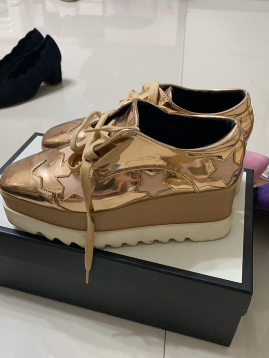 厚底星星松糕鞋。