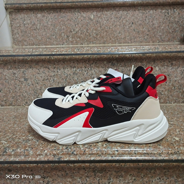 鸿星尔克运动男鞋41，42码，全新断码特价...