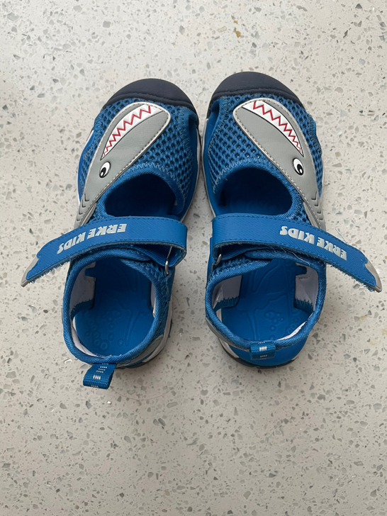 鸿星尔克儿童凉鞋，28码，有需要的请联系，...