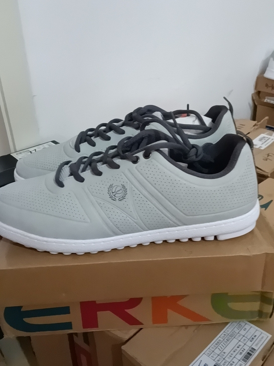 鸿星尔克44码运动鞋，保证质量保证正品！