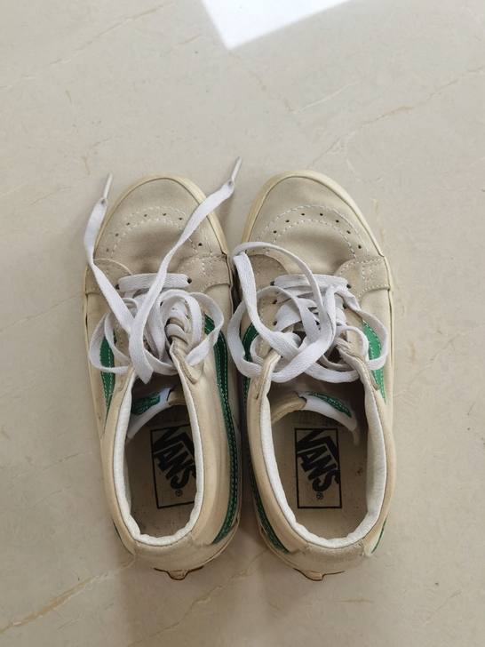 Vans范斯如图所示有点脏但没有损坏的地方...