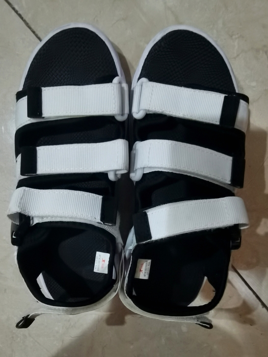 特步正品，九成新，小孩不喜欢穿凉鞋，都穿的...