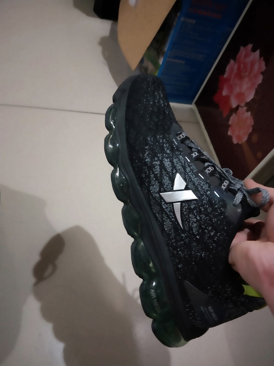 特步气垫运动跑步鞋，41码，就穿过两次九成...