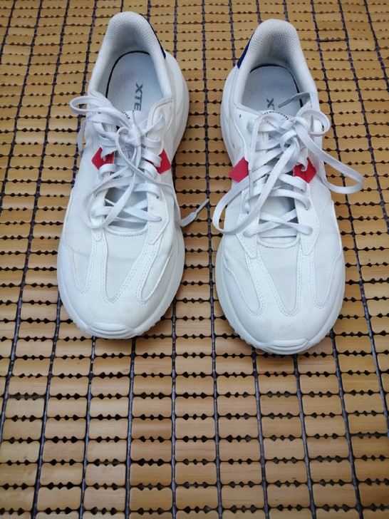 二手男士42码特步休闲运动鞋 鞋子保证正品...