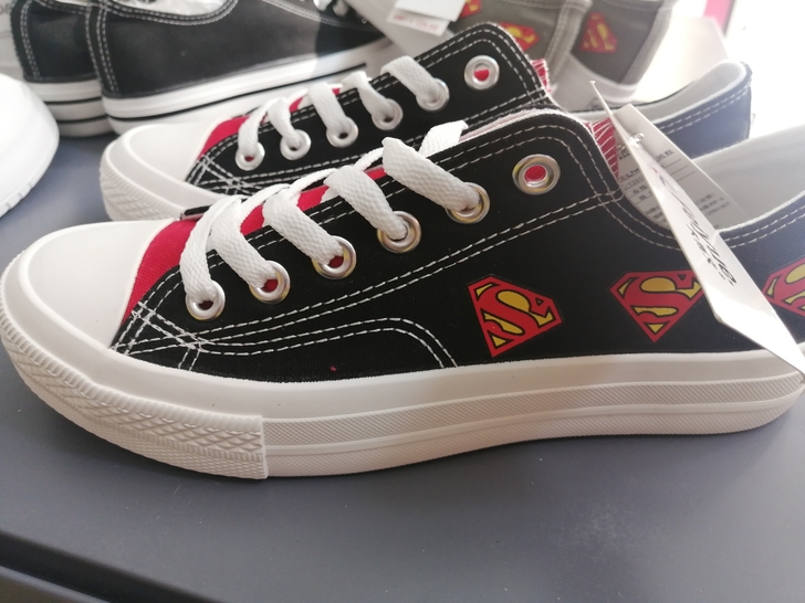 大博文飞跃帆布鞋，两个色，好货不退不换