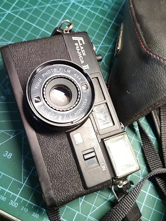 富士旁轴相机flash fujica II。