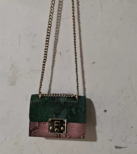 女士斜挎包,80出,不议价包邮 感兴趣的话...