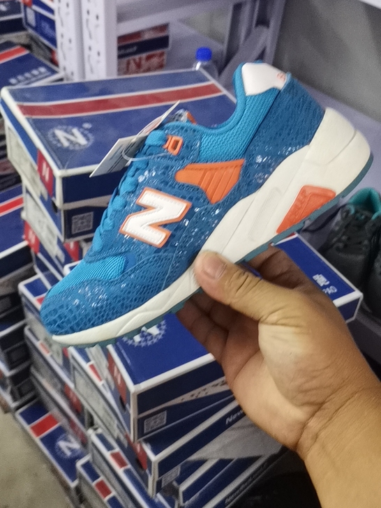 新百伦领跑,36到40码,数量太多,所以便...