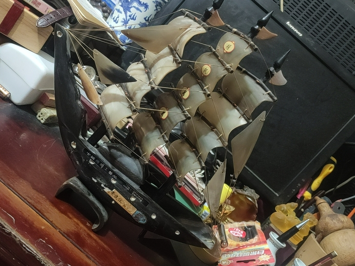 牛角雕帆船摆件,三根桅杆是木头,其它均为牛...