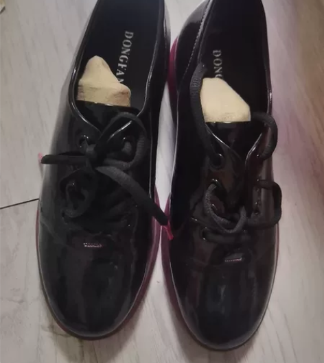 黑色小漆皮软底鞋。245/38脚可穿， 感...