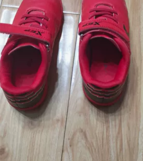 儿童特步足球?鞋，朋友送的，孩子只穿过一次...