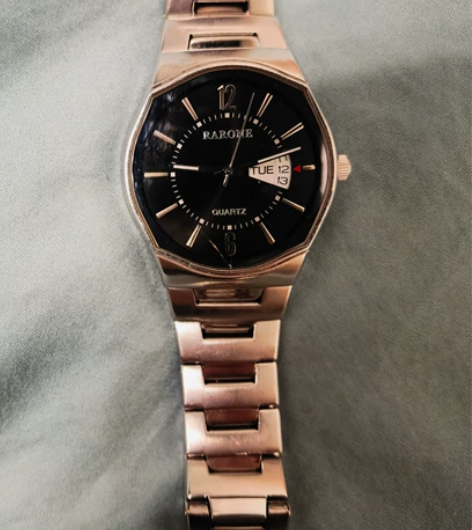 雷诺手表，表面有破损，介意勿拍，看上直接拍...