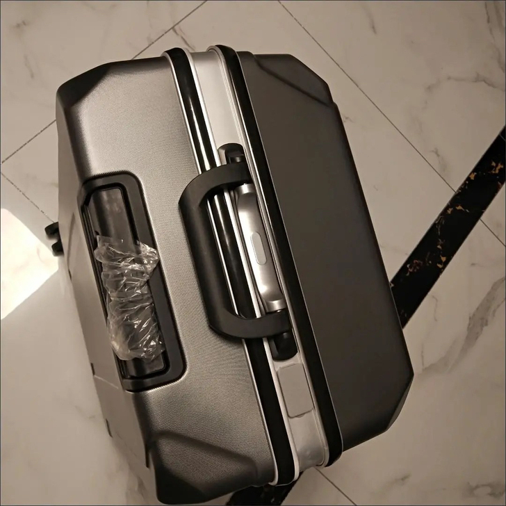 商超关门，特价处理一些铝框行李箱！