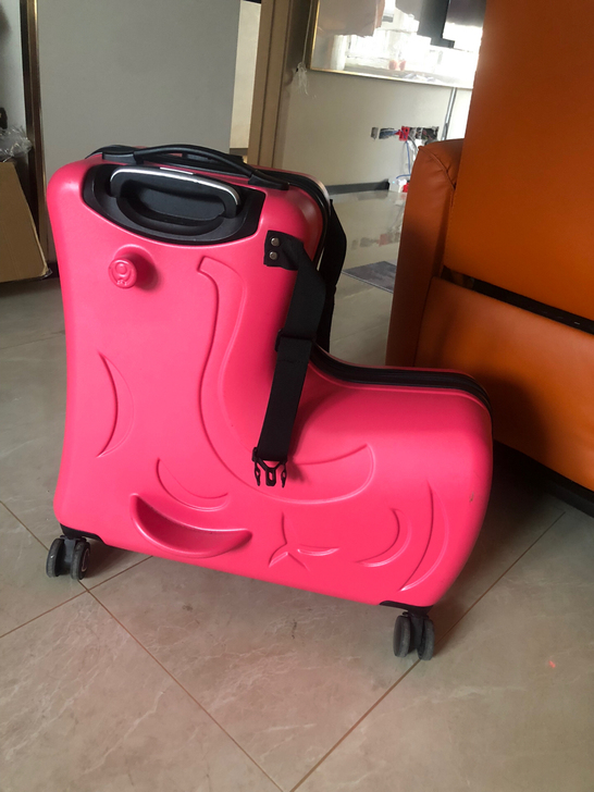 转让9成新可骑儿童行李箱，万向轮，磨砂表面...