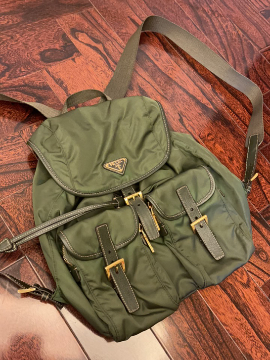 普拉达PRADA 金色五金墨绿色双肩背包