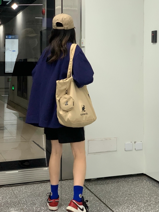 全新的没有背过,别人送的,包太多了