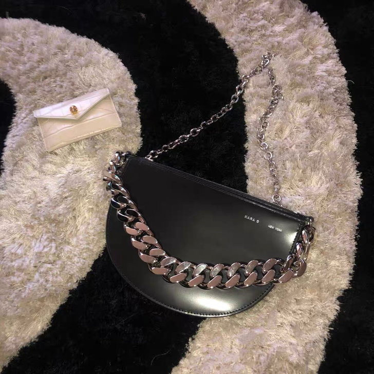 268购入  可盐可甜  有两条链条  内...