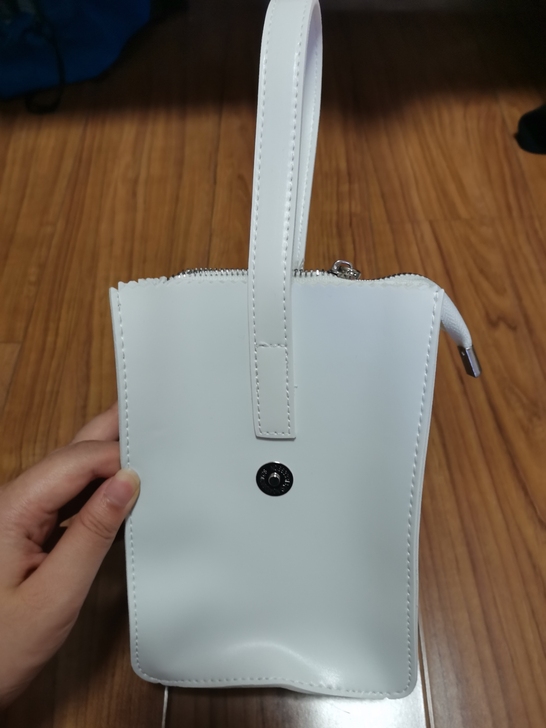 买的一个手提包，一次都没有用过，全新！
