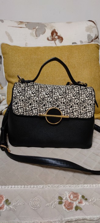 可手提可斜挎，分层很多，容量非常ok