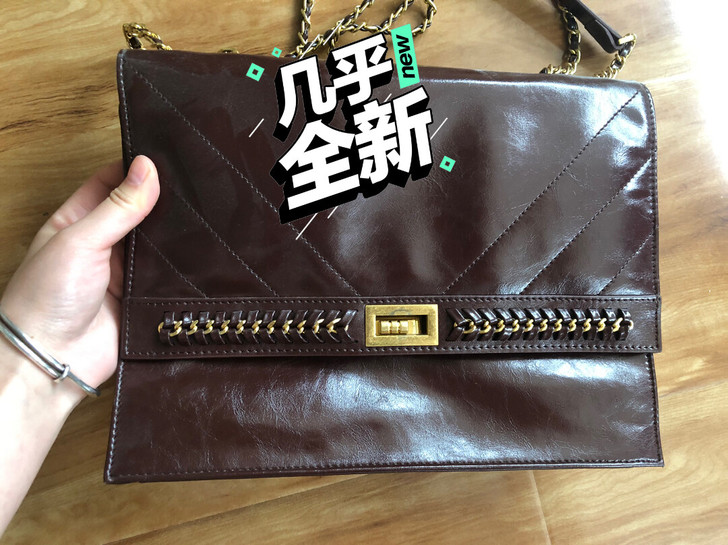 淘宝买的，拉菲斯汀，没怎么背过，酒红色样式...