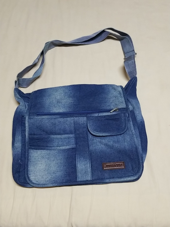 书包。全新，牛仔书包。挎包。平铺大概尺寸，...