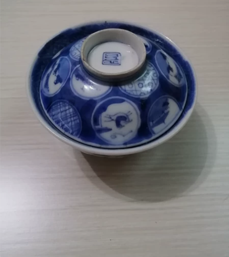青花小茶碗,盖碗有使用痕迹,其它完整包老,...