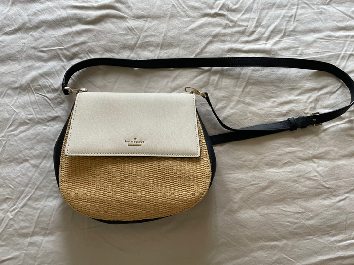 kate spade藤编包。