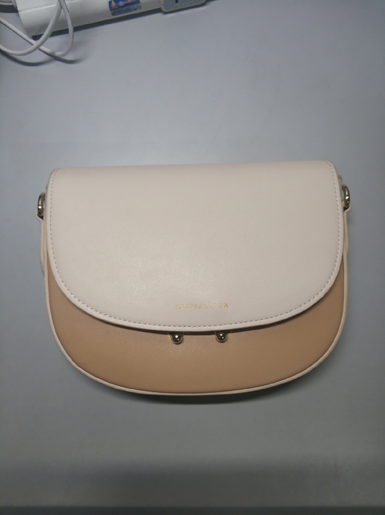 闲置米色包包，实体店购入，当时应该是买了1...