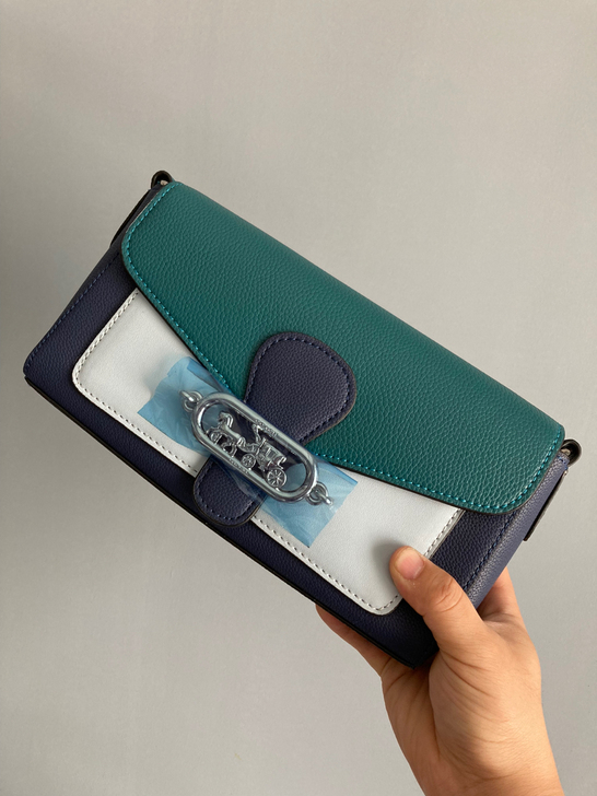 寇家拼色法棍包,全新未使用,有一处轻微瑕疵...