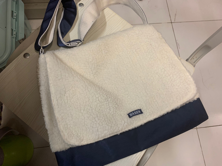 羊羔毛拼色翻盖单肩包。和自己穿衣风格不符#...