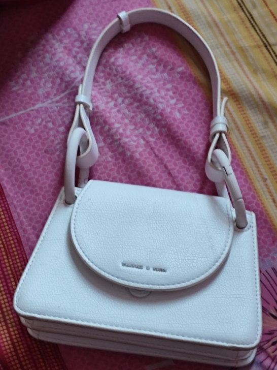 最近想入一款新包，但钱不够，只能把这个包包...