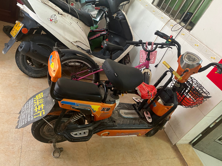 五羊电动车，一台，卖580，电池年头换的，...