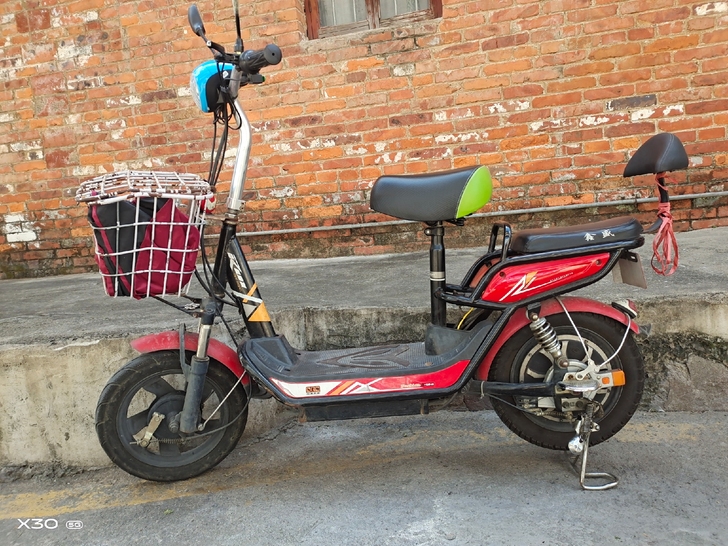 电动车用了一年,很好用,使用灵活,配带充电...