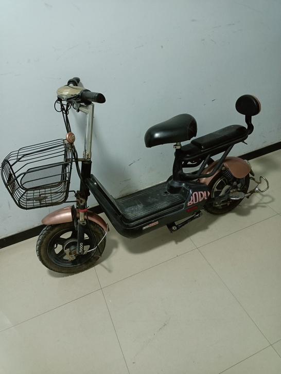 奥斯电动车，满电骑30公里，48付12电瓶