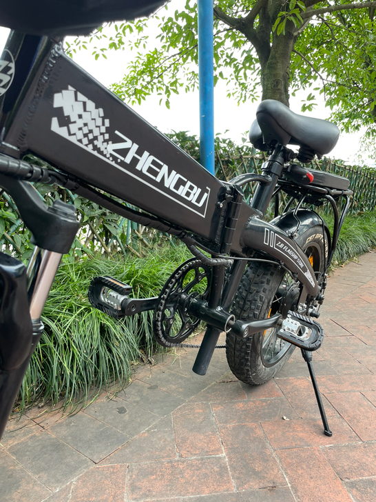 正步助力电动车，雪地胎可折叠。