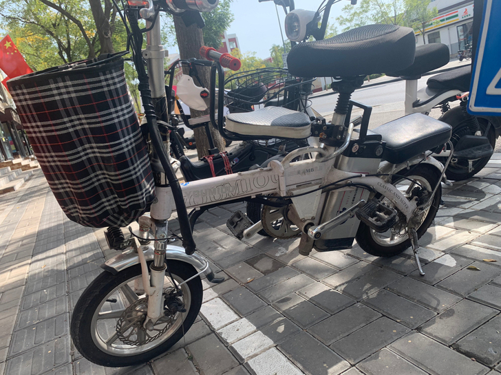 折叠电动车，特别好骑，由于家中又有一辆多余...