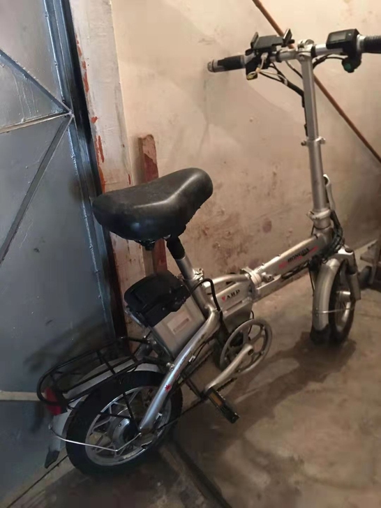 奥红大牌电动车，可以折叠，方便携带。续航一...
