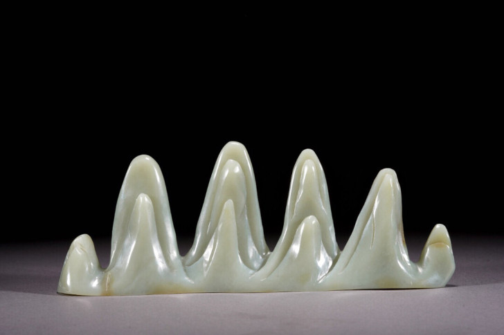 清代 青白玉山子笔架，23x3.5x9cm...