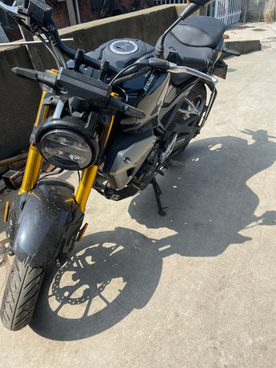 出一辆2020年10月牌讯龙V8