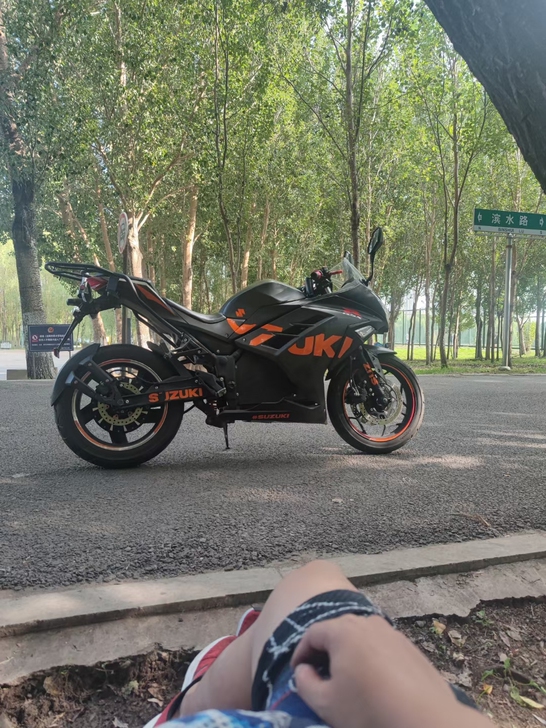 电动摩托车，原价8900，自己加了个电池2...